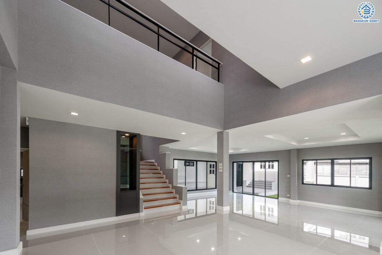 คฤหาสน์หลังใหญ่ตกแต่งใหม่ ม.บ้านสวนดอกไม้ ปิ่นเกล้า ดีไซน์สุด Luxury เนื้อที่ 154.5 ตร.ว. บนพื้นที่ใช้สอยถึง 435 ตร.ม. ฟังก์ชันจัดเต็ม 5 ห้องนอน 6 ห้องน้ำ 1 ห้องแม่บ้าน 2 ห้องอเนกประสงค์ (มีเรือนรับรองด้านข้าง พร้อมห้องน้ำในตัว) จอดรถได้ถึง 4 คัน บนทำเลเชื่อมต่อเมืองอย่างรวดเร็ว ใกล้ทางคู่ขนานลอยฟ้าบรมราชชนนี ทางด่วน "กาญจนาภิเษก" ม.มหิดล และเซ็นทรัลปิ่นเกล้า